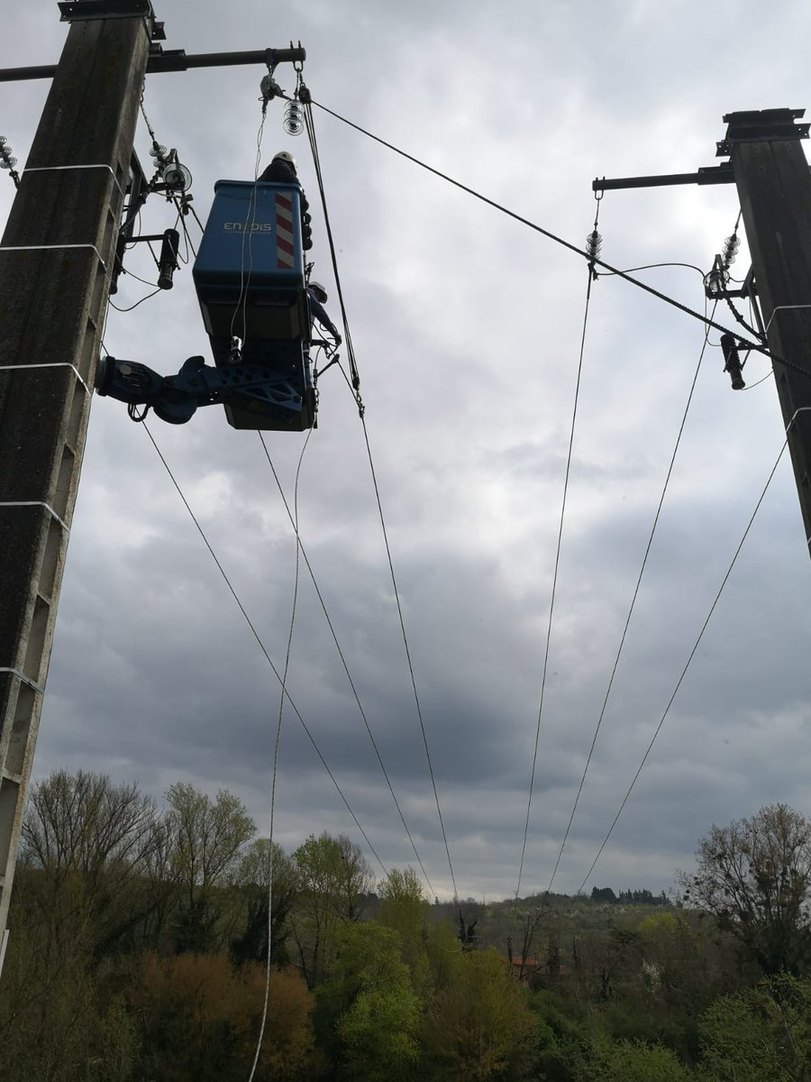 enedis's tweet image. #ServicesEssentiels : Hier les équipes TST HTA de @enedis_pyr_S ont réparés et remis en service une ligne à haute tension surplombant le Tarn et alimentant une station d’épuration dans la commune de Villemur-sur-Tarn.  #NosHérosduQuotidien