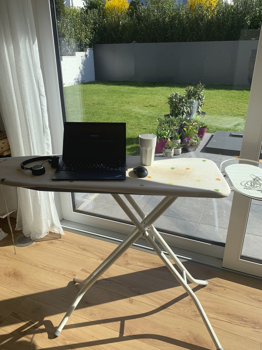 Proact_de's tweet photo. Wem gehört der Arbeitsplatz?
Wir haben fleißig Bilder von den Arbeitsplätzen unserer Mitarbeiter bekommen. Was meint ihr wem diese interessanten Homeoffice-Plätze gehören?
#teamproact #homeoffice #flattenthecurve #stayhome https://t.co/IXmXCBtbs9
