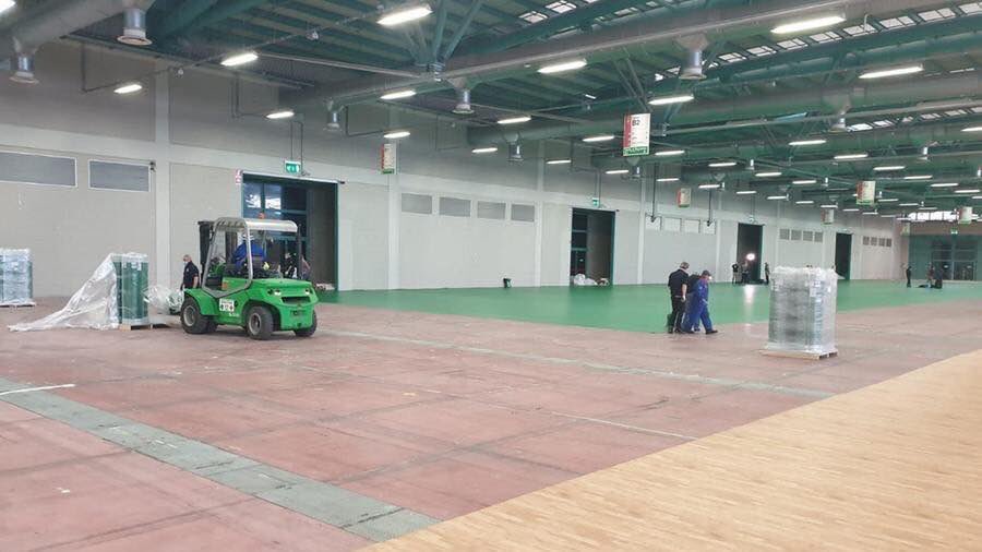CarrettaNiccolo's tweet photo. Quasi pronti l’ospedale da campo + grande d’Europa.
Il sacrificio degli artigiani e delle imprese. 
Il rigore degli Alpini.
La passione delle reti di solidarietà.
Il gusto di Vittorio.
La professionalità dei nostri medici e operatori.
Questa è la mia #Bergamo ❤️ #COVID2019 https://t.co/lNsaIlwRLq