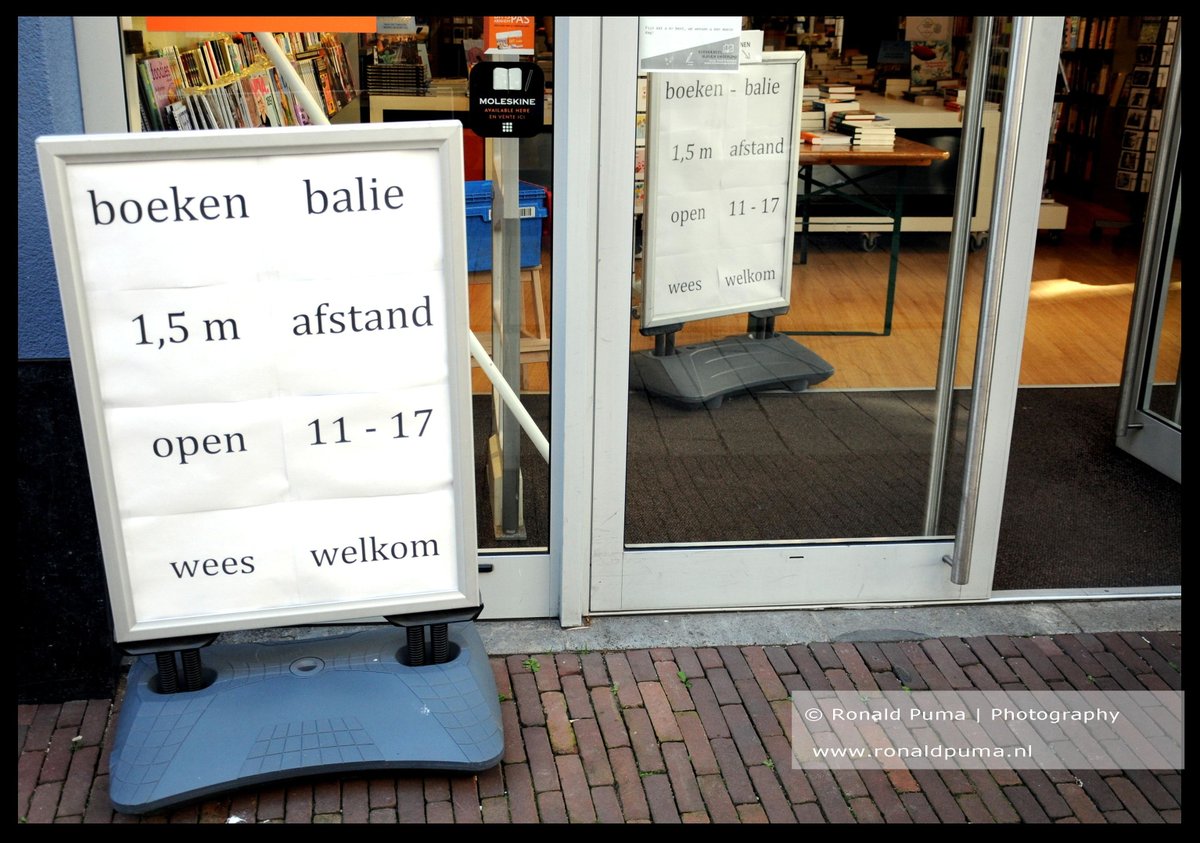 RonaldPumaPhoto's tweet photo. De #impact op de #economie door de #CoronaPandemie zal zeer groot zijn. #Boekhandelaren zijn vindingrijk: #afhaalbalie/#bezorgdienst bij #HijmanOngerijmd en #Colofon in #Arnhem #Netherlands. #CPNB #Lezen #CovidCrisis #politiek. (Meer/More: https://t.co/nvzSXG8BsY). https://t.co/PIeIGtcbk4