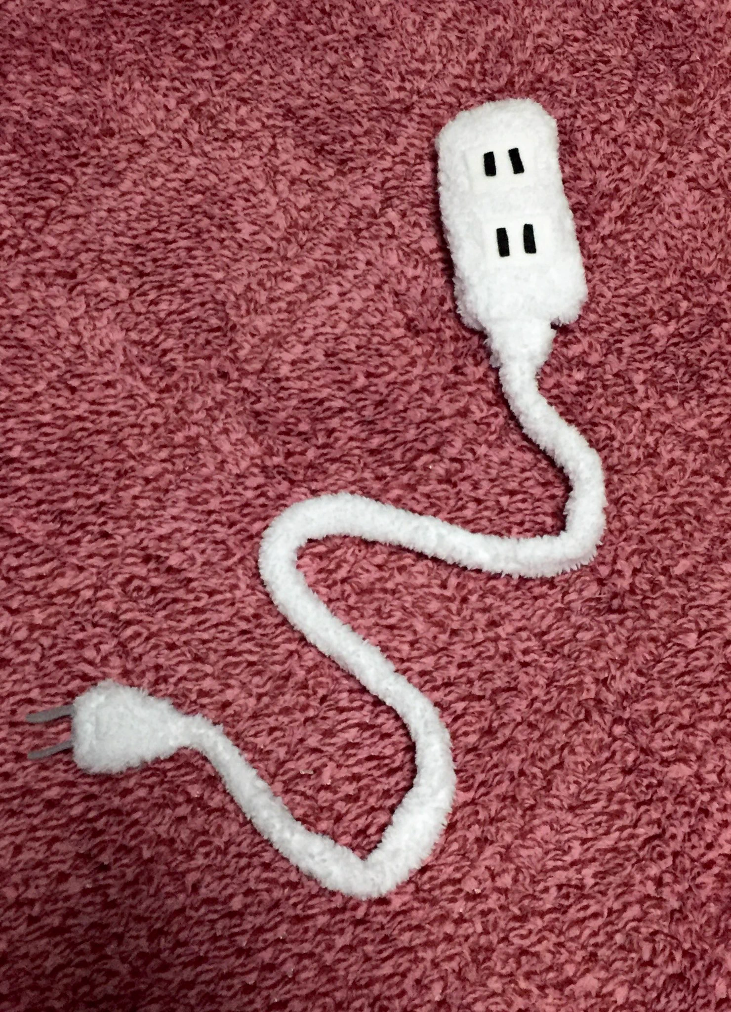 何とも不思議な手作りぬいぐるみ！まさかの延長コードのぬいぐるみ‼