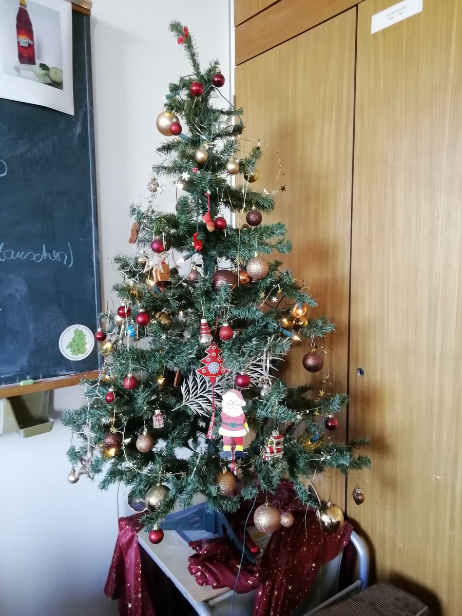 KnochenThe's tweet photo. Here a #spring tree to cheer you up.
#treesvscorona
#StayAtHome
#HomeOffice
#JochenTheTree https://t.co/N8dUj3IJGm