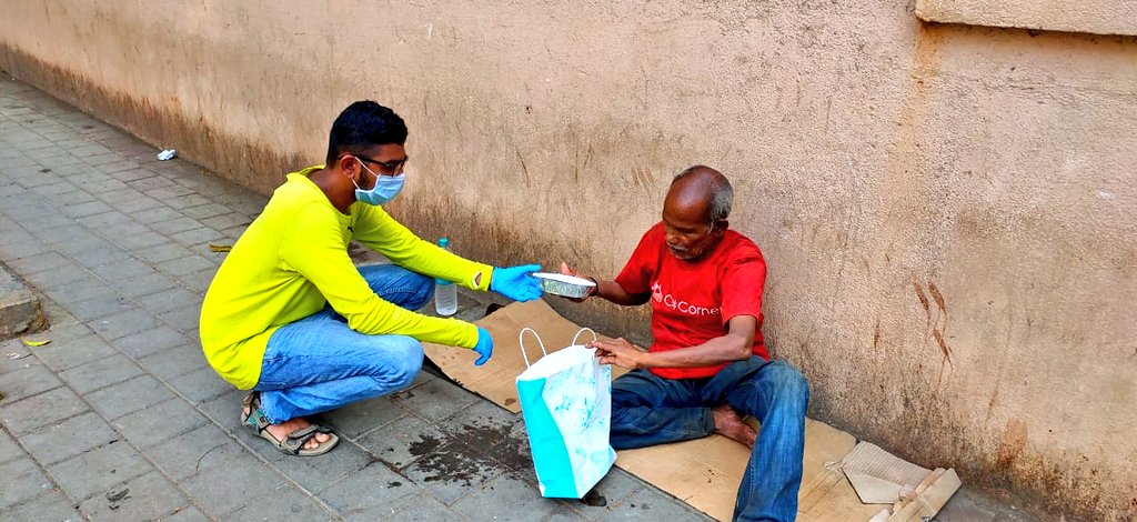 chinukofficial's tweet photo. #Day01 #Round01

The journey of @RotiGharIndia  to feed 1000+ daily wage workers, people living on streets started Today morning.

Till now 500 people have been fed, more 700 slum kids/adults will be provided with early dinner post 5:30pm.

Keep supporting 

Gpay: 9769181218 https://t.co/dx5vFtPFXK