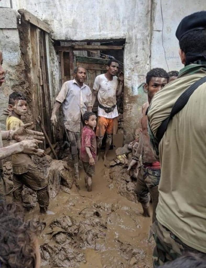 لوحة تعبيرية عن حال عدن اليوم.. 

عدن بين مطرقة الشرعية، وسندان الإنتقالي.. 

لا حكومة مركزية، ولا محلية، ولا سلطة أمر واقع.. وتحالف في مهب الريح.. ومجتمع دولي يشجب ويندد..

وشعب صابر ومحتسب..

#بحاح