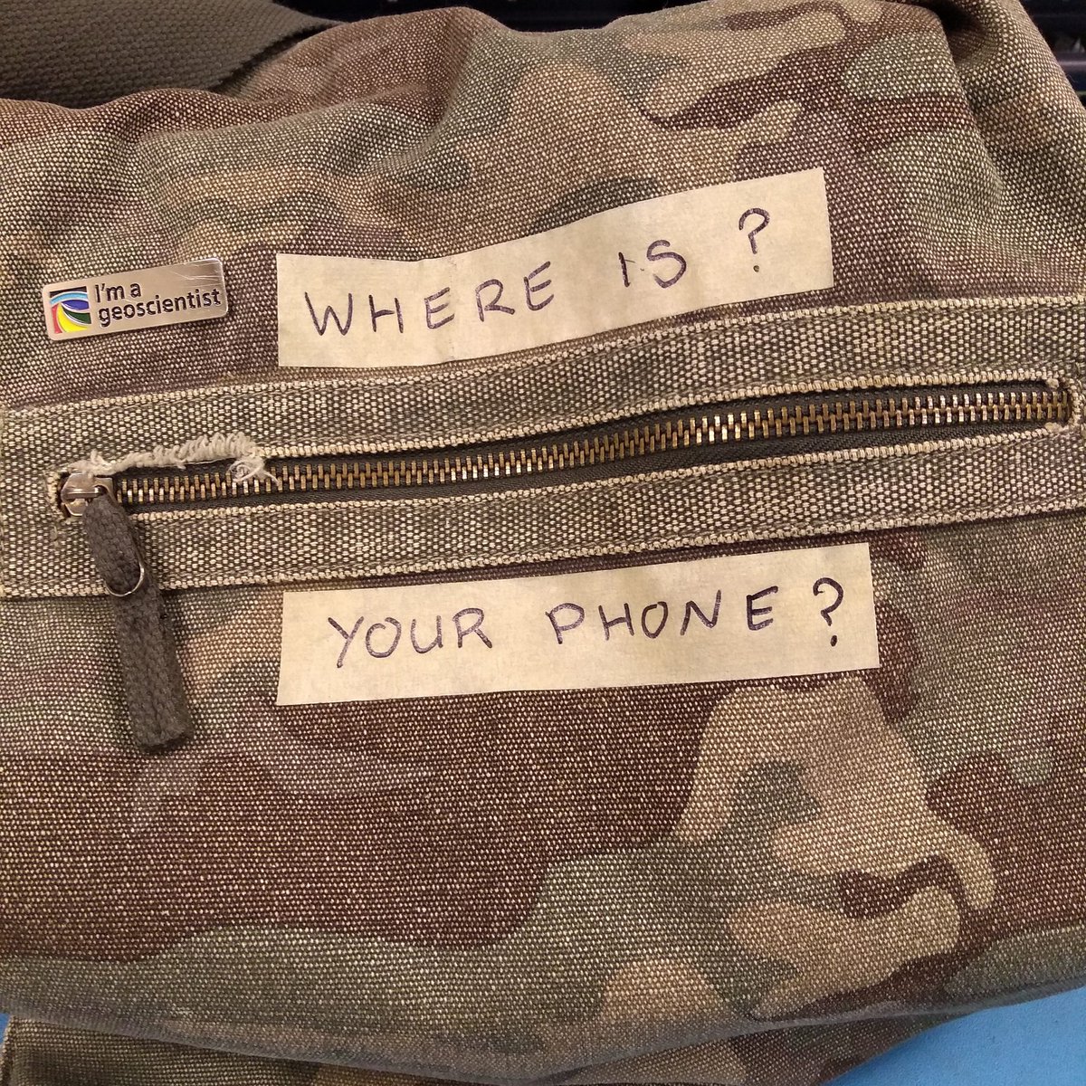 LizzardRowe's tweet image. Apparently my mom forgets her phone a lot and my stepdad has to bring it to her so he did this🤣 #geoscientist #mombrain