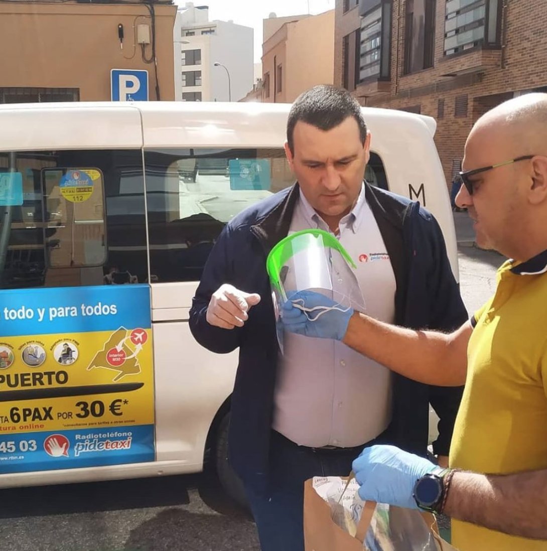 RTTaxi's tweet photo. Hoy estrenamos un nuevo servicio de #taximadridsolidario! Hemos ido a ir a recoger gratuitamente las donaciones que hagan las empresas y llevarlas al hospital. Mirar la solidaridad de Carlos Arean Y Antonio Ramos, que han creado estas viseras de protección con su IMPRESORA 3D https://t.co/Y1u9Xob0Il