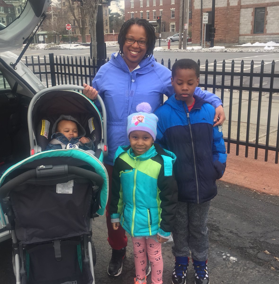 CapitalCarShare's tweet photo. Met Laquana on site for key delivery today. With limited options to get supplies, we’re providing a safer option for her family. Another way to #supportsmalbany use Carshare if you must venture out. https://t.co/uFHsmMpvmu