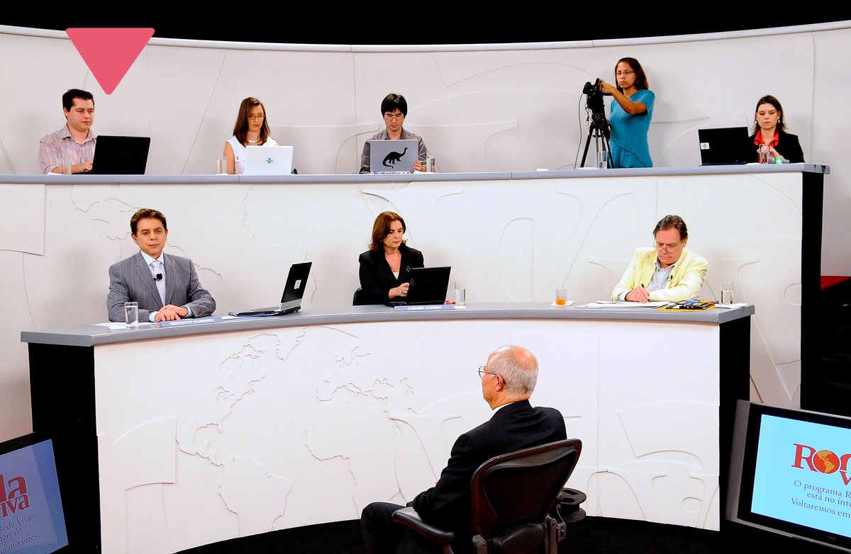 Em 2009 fui na banca do <a href="/rodaviva/">Roda Viva</a> fazendo perguntas pro Secretário de Saúde Luiz Barata pq escrevia meu blog e o da Bireme/OPAS/OMS sobre H1N1. Dia 30/03 estarei no centro respondendo sobre coronavírus. Será um orgulho participar novamente.