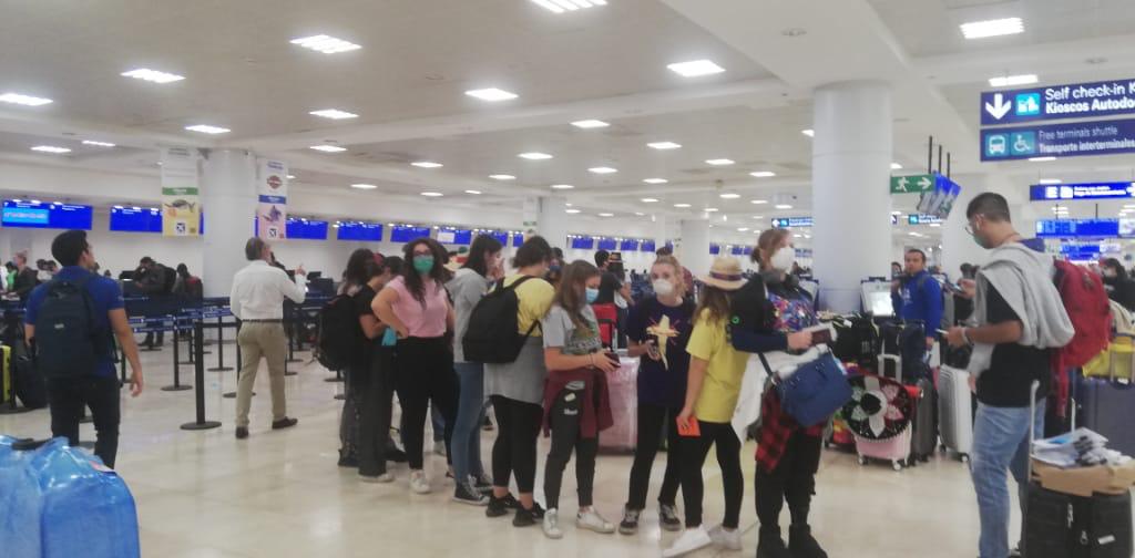 ItalyinMEX's tweet photo. Tra gli italiani ora in volo per ritornare in Italia grazie al volo speciale @Neos_air Cancún-Milano ci sono anche 30 studenti minorenni del programma di scambio @Intercultura_IT, che presto potranno riunirsi alle loro famiglie
@ItalyMFA https://t.co/xHGBapgnF5