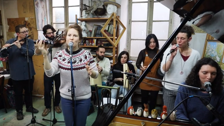 gbbfest's tweet photo. 🎶 Ober a ra vat ! Trugarez deoc'h Perynn & Elise ha d'an holl strollad 😘
🎶 ça fait un bien fou ! Merci Perynn& Elise et leur strollad ! 😘
https://t.co/iGp7UZOpD1…
#brezhoneg #bzhg #languebretonne #languesregionales #bretagne #breizh #anTaolLans #sonadeg #deskconcert https://t.co/G2JbC6ihcZ