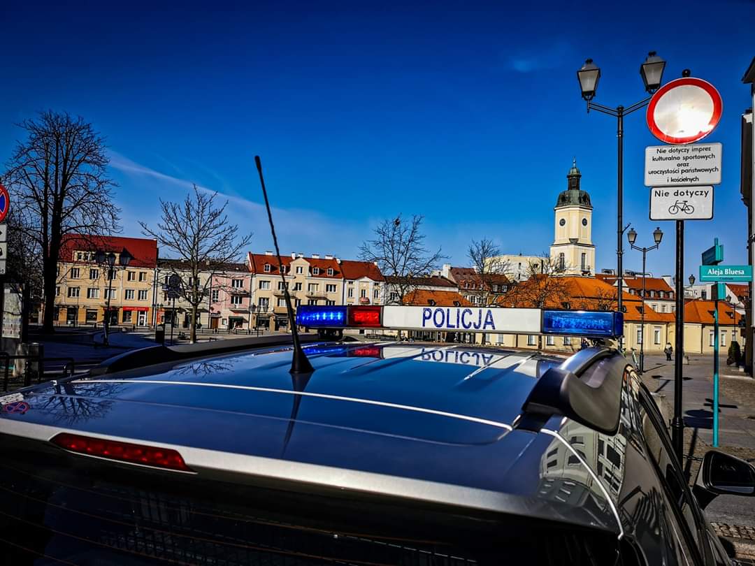 podlaskaPolicja's tweet photo. Mimo, że na zewnątrz mamy piękną pogodę ☀️😎... 

#zostanwdomu
#BadzOdpowiedzialny
#ReszteZostawNam https://t.co/6RzryEIVtL