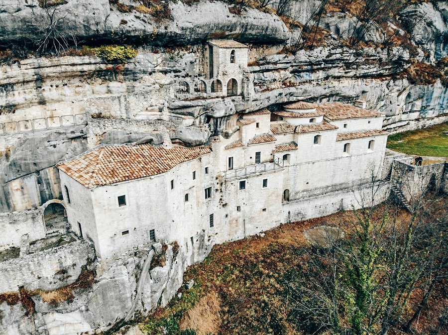 Italia's tweet image. Figura controversa, Papa Celestino V - "colui che fece per viltade il gran rifiuto" -, fece per anni vita da eremita nella Majella in #Abruzzo.

L'Eremo di Santo Spirito è uno di questi luoghi immersi in un paesaggio incantevole.

#DanteDì #BellezzaAdomicilio

📷 IG matteo_ciommi