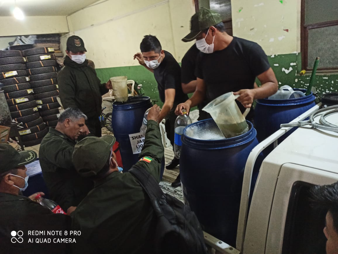 Pol_Boliviana's tweet photo. #Cochabamba
Se realizaron las gestiones necesarias para dotar de alcohol en gel y jabón líquido a nuestros servidores policiales considerando que por sus funciones deben extremar las precauciones para evitar el contagio de #coronavirus. https://t.co/1TshIEFqf4