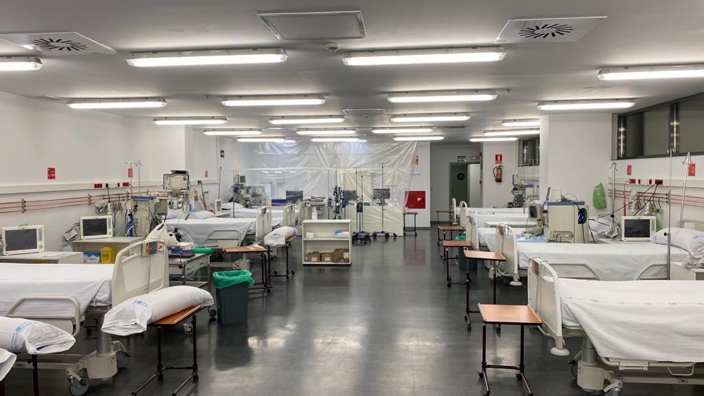 Casi 2.000m2 mas xa atender pacientes covid en #PuertadeHierro gracias a la implicación y el esfuerzo de muchos compañeros q lo han hecho posible en 6 días! Todo suma! Orgullosos de todos ellos. #SomosPuertadeHierro