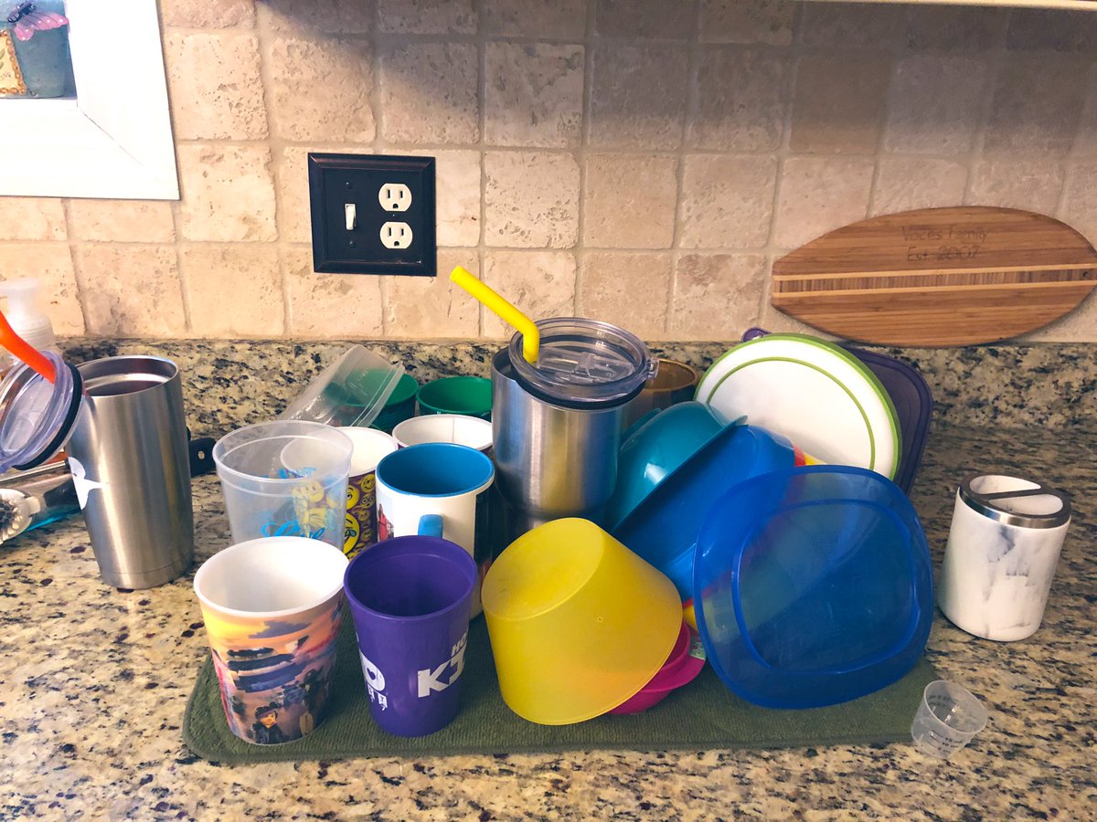 lcvoces's tweet photo. I’m not going to lie, I miss my students and coworkers, but I probably miss my cafeteria staff the MOST! #vbschools @vbschools @ThreeOaksElemVB @BrickellAcademy #needachef #kidsalwayshungry #dishesfordays #imissmysalads #whatsforlunch https://t.co/mYDNj7MNiP