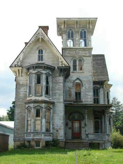 BrittLyn86's tweet photo. I would love to see what @joannagaines and @chipgaines would do to this gothic beauty! #Addamsfamily https://t.co/3wverZzFGt