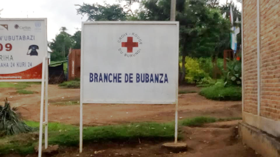  Distribution des kits d’hygiène à  #Bubanza en vue de prévenir les risques de propagation du  #coronavirus au  #Burundi: les places publiques bénéficient des dons de  @croix_rougebdi