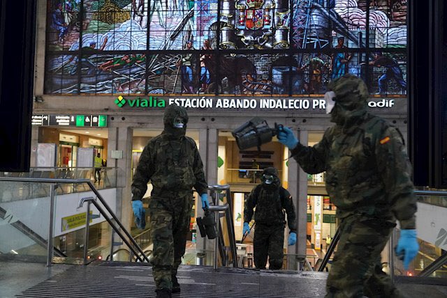 CNTBilbao's tweet photo. Oportunismo es aprovechar esta crisis para montar una campaña de propaganda a favor del ejército, la monarquía, las fuerzas policiales y la unidad de España.
Miseria moral es acusar de "romper la unidad" a quien se niega a comulgar con esas ruedas de molino.
#COVIDー19 https://t.co/ceIY1mn1nC