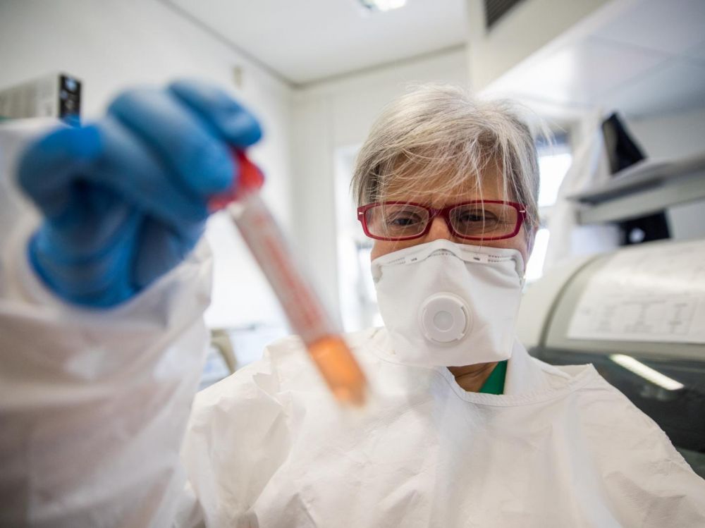 Un essai clinique européen et 20 projets de recherche ont été lancés en #France, a annoncé le ministère de la Recherche et de l'Enseignement Supérieur. Près de 3.200 #patients atteints de #Covid_19 testés.  #santé #recherche #coronavirus ow.ly/9TOX30qswpi