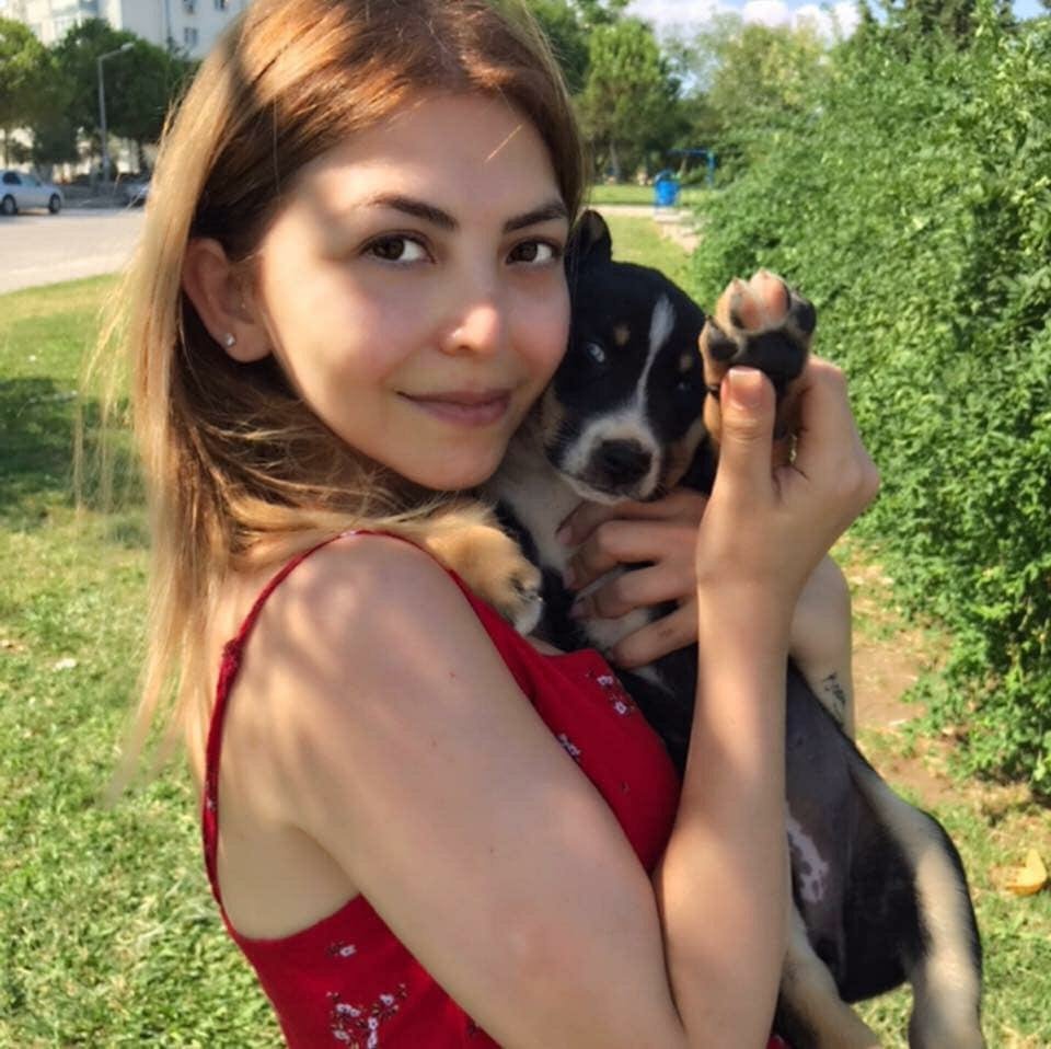 Dilek Tahtalı. 33 yaşında Coronavirüs nedeniyle hayatını kaybetti. 

Virüs sadece yaşlıları etkiliyor diye bişey yok yani. #Covid19Out