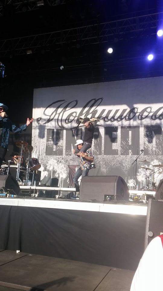 j_chovanec's tweet photo. @hollywoodundead @CameronNunez #undeadlive https://t.co/27nwJ6CSkv