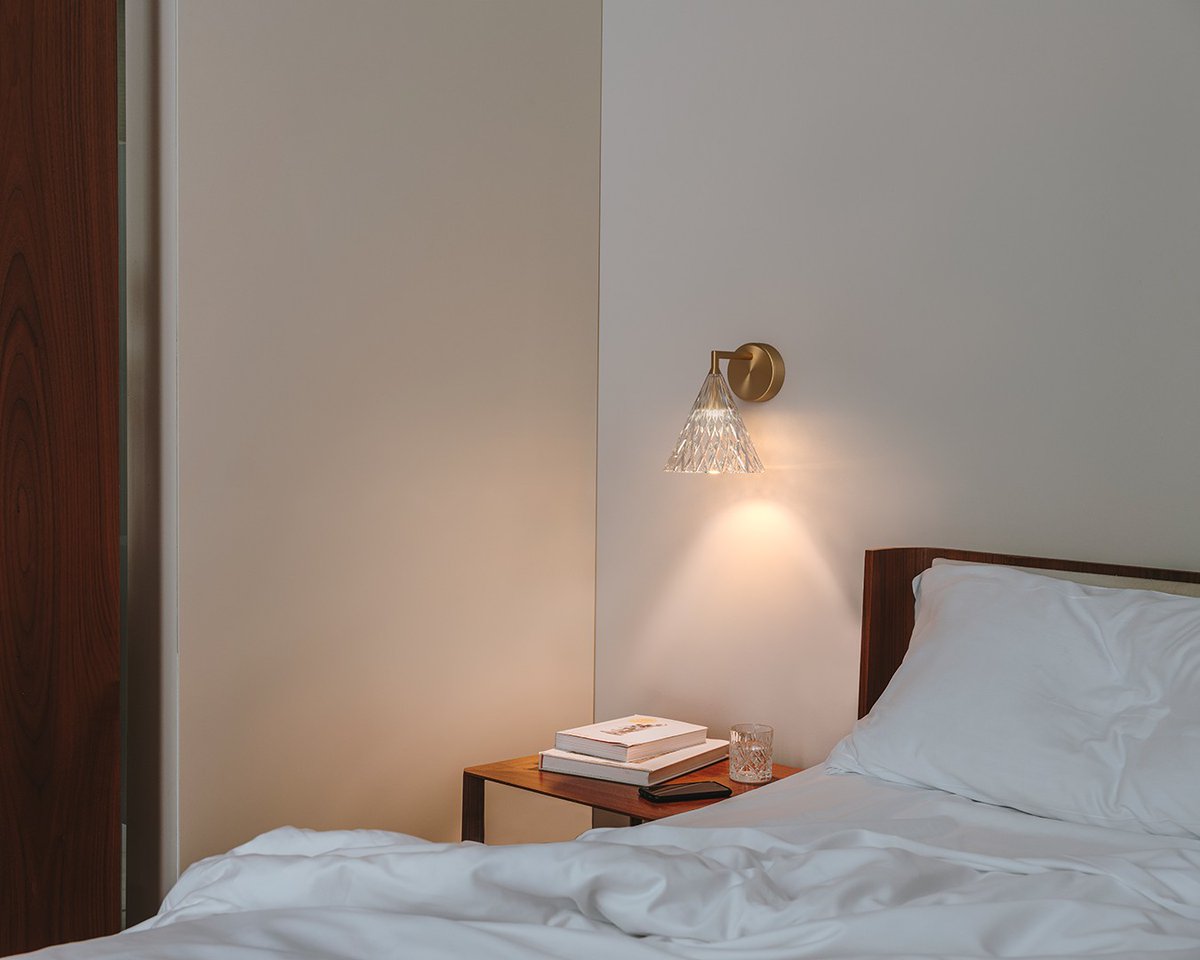 This year, the elegant Veneto luminaire is also available as a reading wall light, offering warm and subtle lighting. 

Este 2020, la luminaria Veneto también está disponible en formato aplique de lectura, con una iluminación cálida y delicada. 

#LEDSC4 #lighting #iluminación