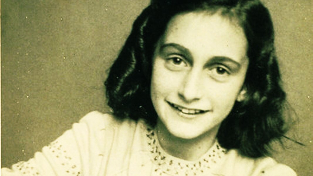 Durante más de 2 años, Ana Frank vivió en ‘la casa de atrás’ en Amsterdam, escondiéndose de los nazis. No pudo salir. 

¿Cómo afrontó Ana su confinamiento?

“No pienso en toda la miseria, sino en la belleza que aún permanece.”