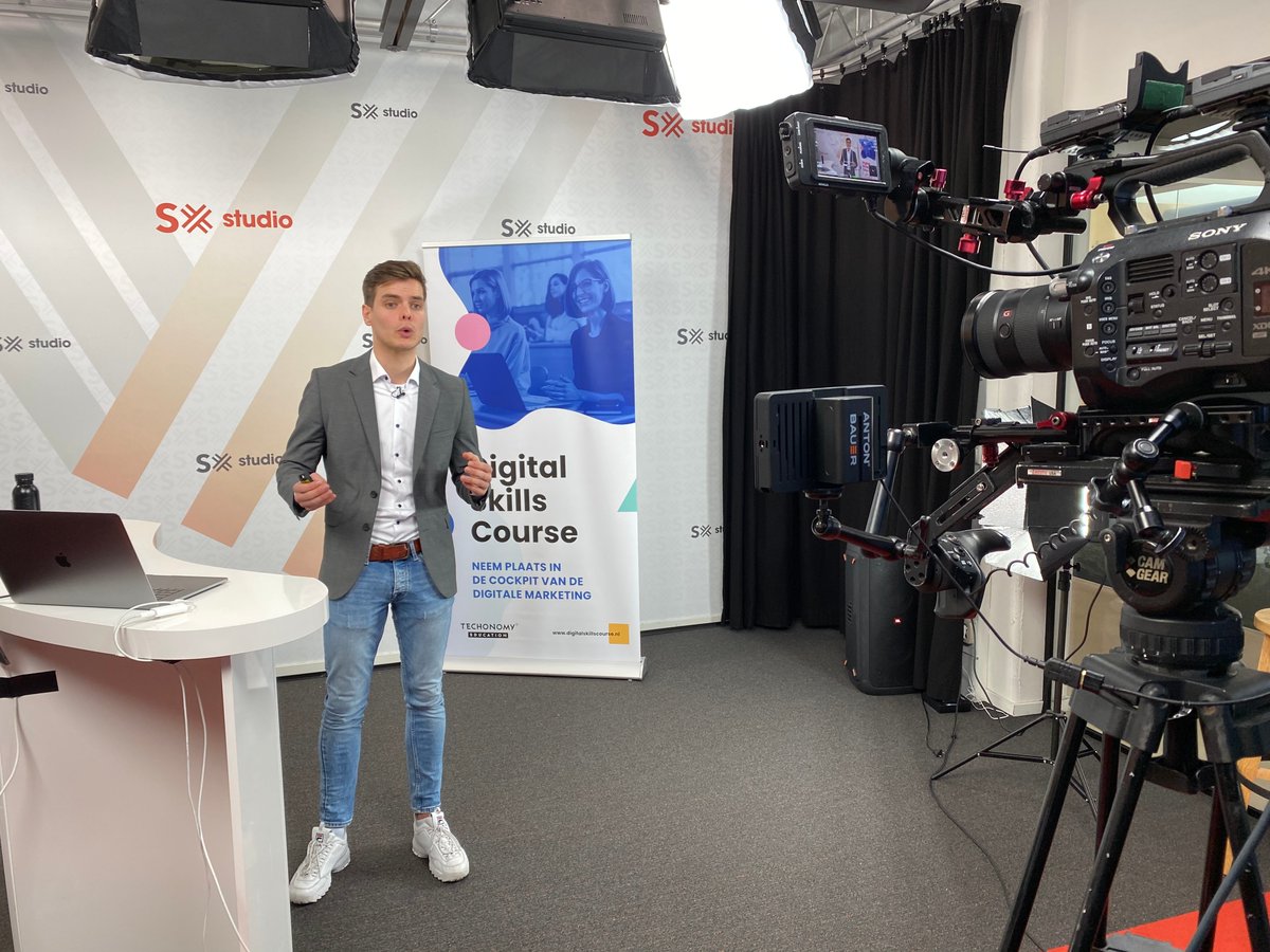 De Digital Skills Course is vandaag écht digital! 👨‍💻👨‍🏫

In een digital classroom volgen ruim 40 studenten een educatief programma over conversational- en videomarketing.