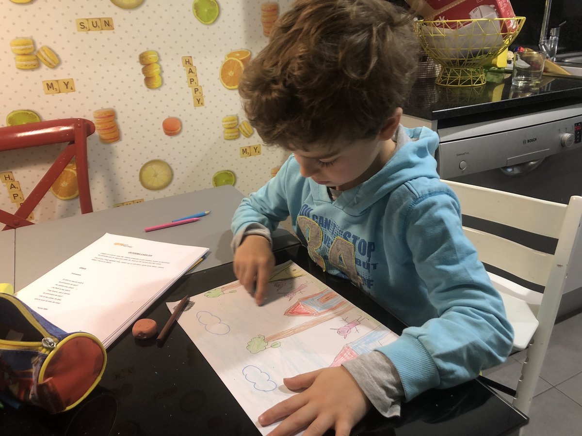dllurba's tweet photo. @escolaThauSC Després d’escoltar  l’@DonesBarque, en Biel ha volgut pintar les cases dels tres porquets.   #Thauacasa https://t.co/lfxdehYkuY