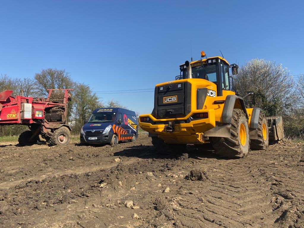 col_may1's tweet photo. JCB ensures 2mtr safe distance from all people so it’s just become our go to PPE, at least it has now we’ve fixed it and got it moving again #pirtek #keepingyoumoving247 https://t.co/FDRsiFb3Xo