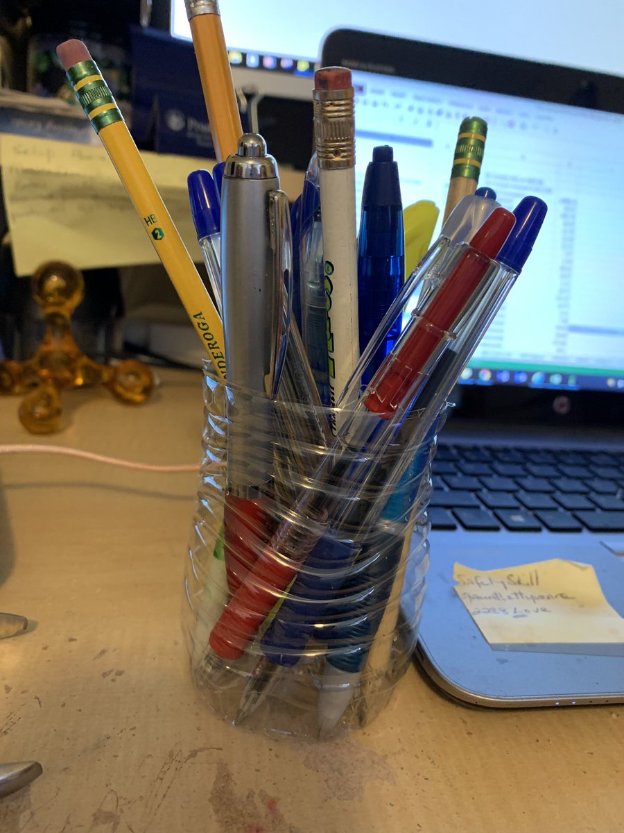GauntlettY's tweet photo. Who says you can't get creative @FOX29philly I made my pencil holder from a water bottle https://t.co/mZBFzfewDT