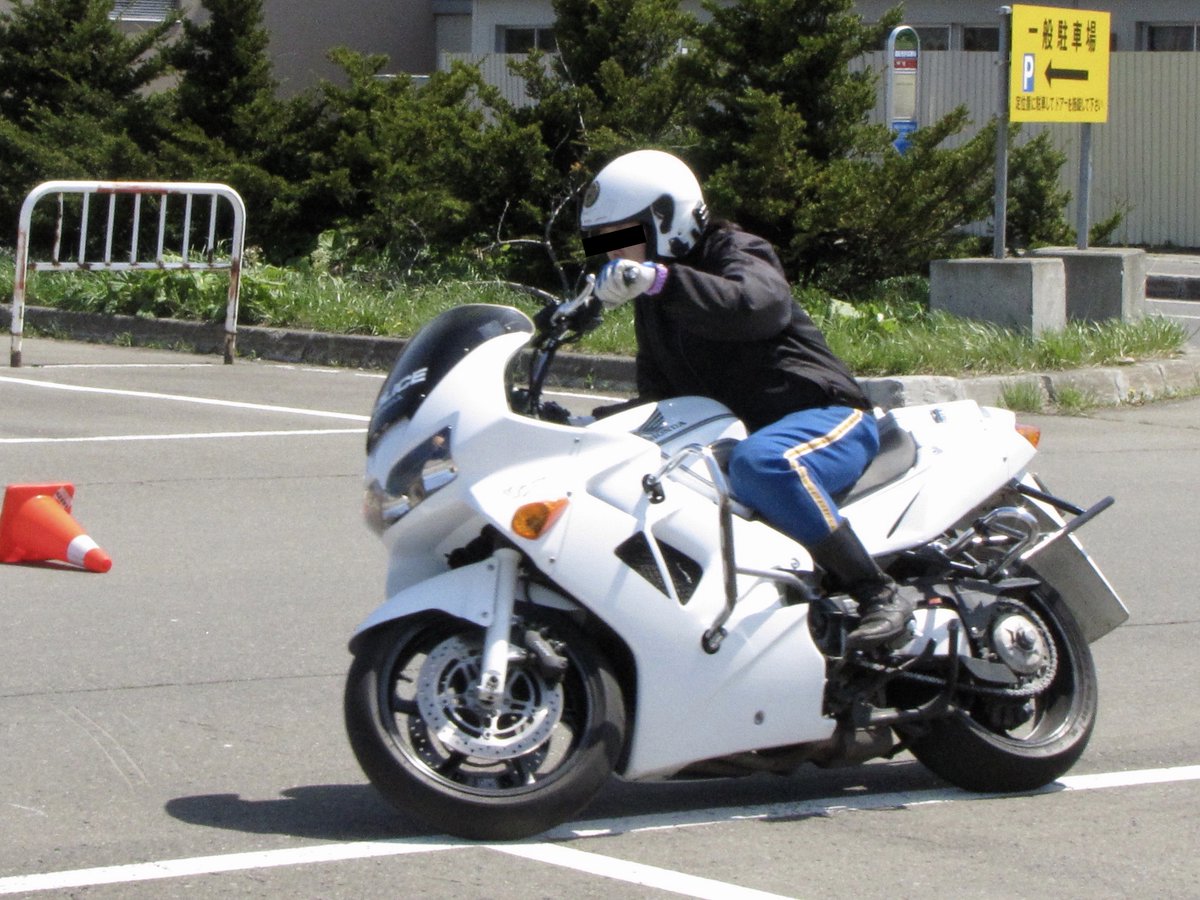 Ma Ko To 何気に初かな 白バイは 訓練 練習とは言え大型バイクを振り回す女性はカッコイイなぁ 北海道警察 交通部交通機動隊 白バイ訓練車 ホンダ Vfr800p 道警 バイク女子 特練 ホンダ Vfr 絶滅危惧 Ma Ko To 何気に初かな 白バイは 訓練 練習とは言え大型バイクを振り回す女性はカッコイイなぁ 北海道警察 交通部交通機動隊 白バイ訓練車 ホンダ Vfr800p 道警 バイク女子 特練 ホンダ Vfr 絶滅危惧