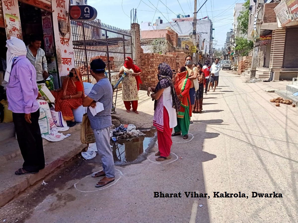 DCPDwarka's tweet photo. #Circlecampaign, a unique initiative of Dwarka District Police with the help of public volunteers. A simple &amp; effective way to keep social distancing in front of shops.

Practice social distancing for your safety.

#IndiaFightsCoronavirus 

@DelhiPolice
@LtGovDelhi 
@CPDelhi https://t.co/pkYZJA2Xfj