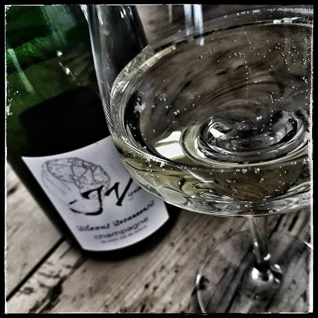 #wednesday #Champagne... 🍾🥂😉 #ChardonnayOnly #SilexusSezannensis #CoteauxDuSézannais #growerchampagne #extrabrut #blancdeblancs #delicious #champagnelife #instawine #instachampagne #champagnedevigneron #vin ift.tt/3ai40VH