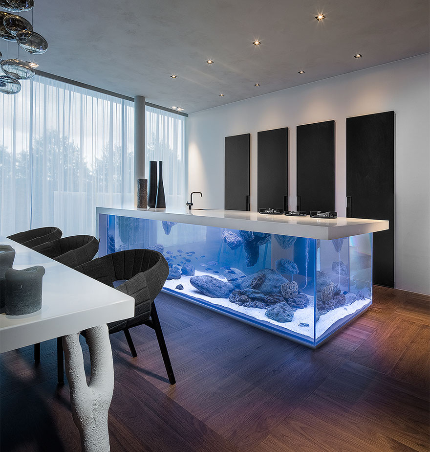 HullKitchens's tweet photo. This gorgeous kitchen island is also a huge aquarium - how unique! 😍

Do you know anyone who'd enjoy this in their kitchen? 👇 https://t.co/9xa8hF4SRU