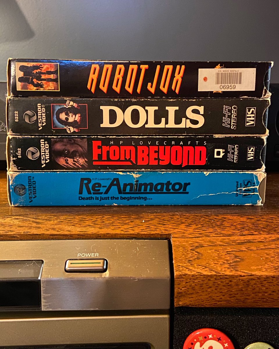 We lost a truly great writer and director yesterday. Rest easy, Stuart 😔

#StuartGordon #dolls #reanimator #frombeyond #castlefreak #dagon #robotjox #spacetruckers #thepitandthependulum #thedentist #honeyishrunkthekids #rip