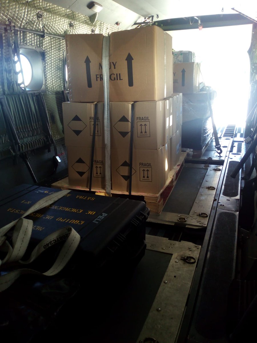 EjercitoAire's tweet image. Hoy un #Aviocar del #Ala37 #Villanubla #Valladolid ha transportado material de protección sanitario para luchar contra el #COVID19 desde #Zaragoza hasta la base aérea de #SonSanJuan en #Mallorca #Baleares
#EsteVirusLoParamosUnidos 
#QuedateEnTuCasa #Covid_19
