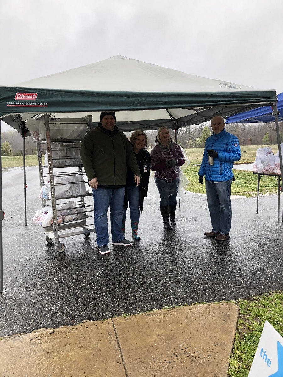JBelako's tweet photo. Setting up for food distribution at Cedar Forest!  @CounselorBrooke @SCSTom @SpotsySchools @CedarForestES @SCPS_DeputySupt @SBakerSCPSSupt https://t.co/dr0uDyVfIV