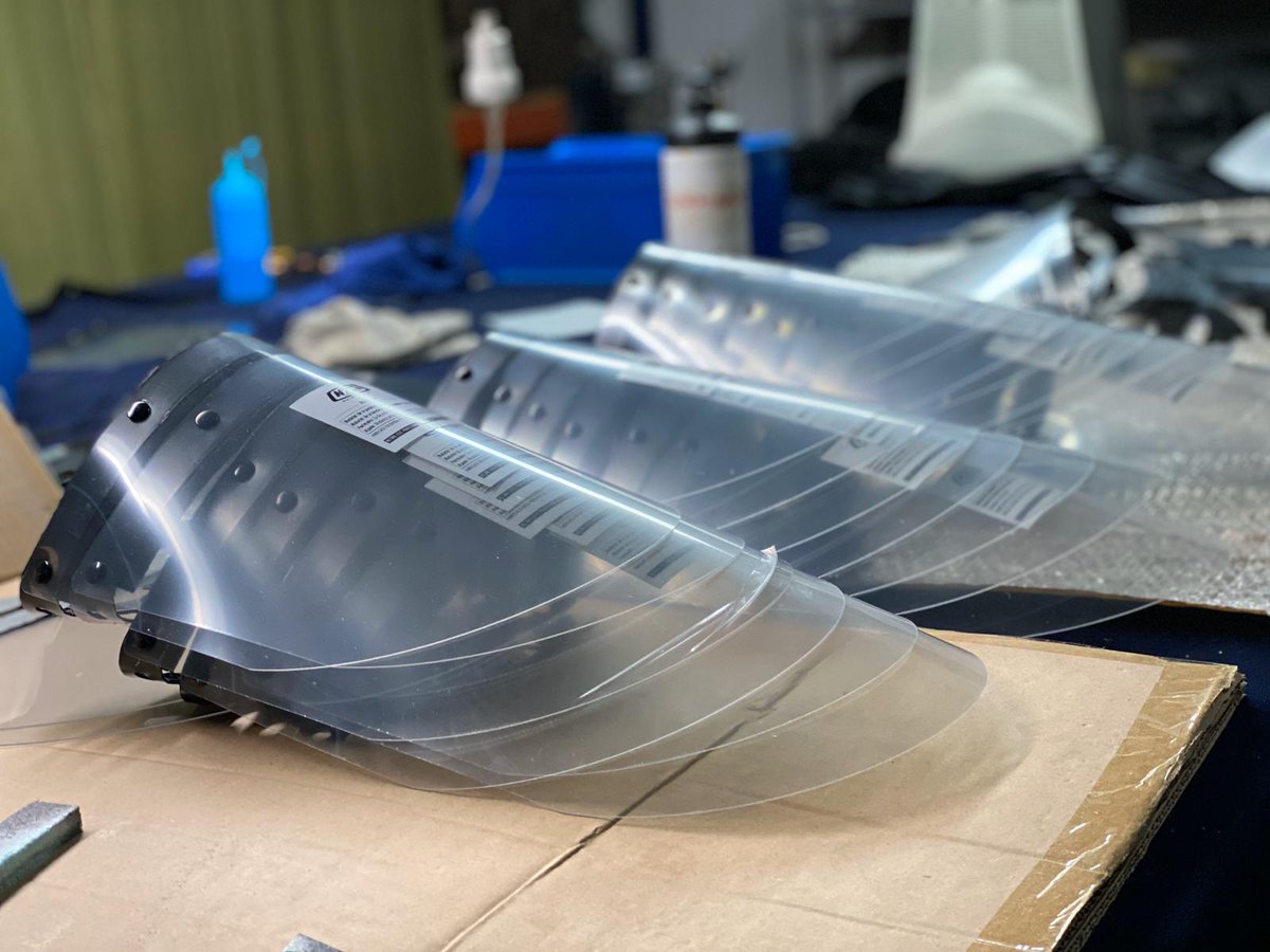 #NoticiaPositiva Hemos adaptado nuestra línea de producción para fabricar una pantalla para evitar contactos. 

Y donaremos las primeras 300 unidades al Servicio Murciano de Salud, a la Policía Municipal y a residencias de ancianos, entre otros.

#NZIhelmets