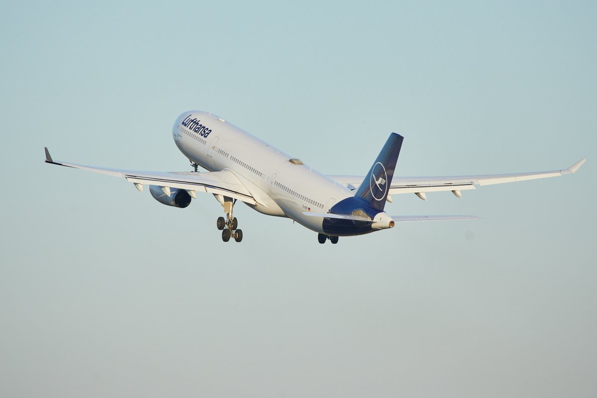 On the way home, it is fully loaded with around 30 tons of special cargo: protective equipment and medical supply. To fit in as much as possible, freight was securely stowed on the seats and in the overhead bins - in addition to the belly. (2/2) #WeAreInThisTogether