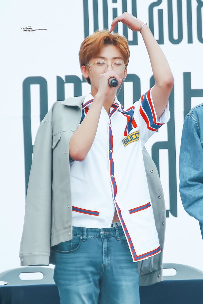 CaffeineA0813's tweet photo. 180325 코엑스 팬싸 

벌써 2년...

#재민 #나재민 #NCT_DREAM #JAEMIN https://t.co/WZTiK097JO
