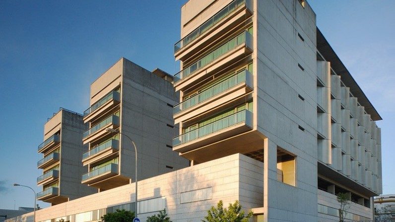 Archisevilla1's tweet photo. La Archidiócesis de Sevilla ofrece las instalaciones del @SeminarioSev para acoger a los enfermos del #coronavirus y aporta 300.000 euros para la adquisición de material sanitario ➡️ https://t.co/WuUlUbS4f9 #QuedateEnCasa https://t.co/qyILBakPvi