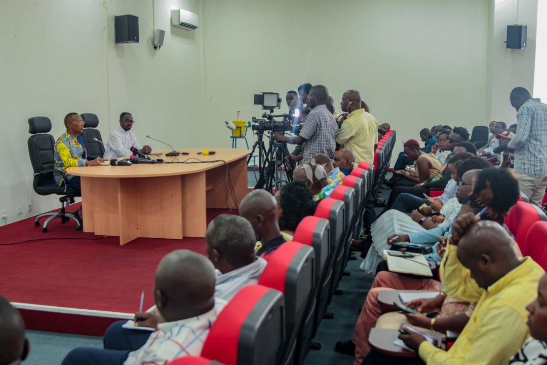  Kuri uyu wa 24/03/2020,  @FreddyHon arongoye  @MairieBuja hamwe n'abajejwe amagara y’abantu, abaririmvyi, abamenyeshamakuru, abikorera utwabo n'abandi, barayaze ku nyifato yogenderwako mu  #Burundi muri iki gihe c'ikiza  #coronavirus Incamake  https://jimbere.org/amayagwa/bujumbura-ukuri-kuri-coronavirus-ntigukwiye-kumirwa-namajwi-yibihuha-burundi/