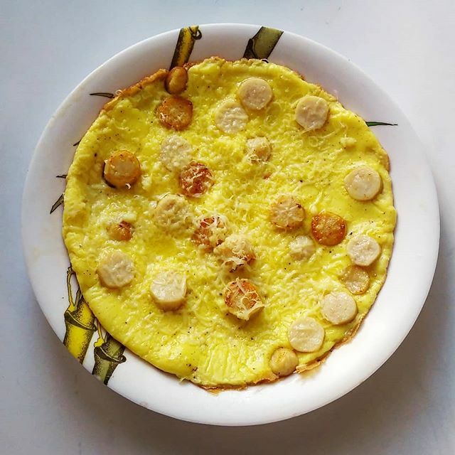 ketoindia's tweet photo. Keto frittata!

Pour 3 beaten eggs in a pan. Add sliced sausages and grated cheese.

Let it cook with a lid on top.

Simple and protein rich 💪
.
#ketoindia #lowcarbhighfat #frittata #ketofam #macros #ketopower #keto #lchf #weightloss #fatadapted #fit… https://t.co/TQljdMdIeE https://t.co/PpNAjyeK8D