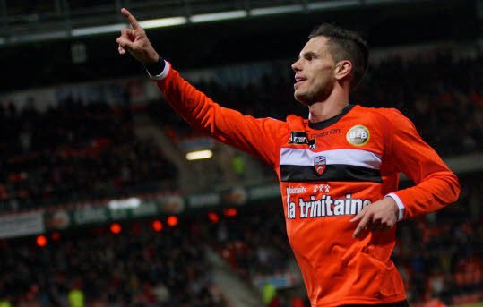 LaMareeSportive's tweet photo. Un jour, un merlu | Jérémie Aliadière
👶 Né le 30 mars 1983 
🇫🇷 Français 
✈️ Signe à Arsenal en 1999 à 16 ans. 
👕 89 matchs de L1 avec le FCL
⚽️ 26 buts en L1 avec Lorient (dont 15 sur 1 saison)
🏆 2 Premier League, 1 FA Cup et 1 Community Shield 
À jamais dans le 🧡 des merlus https://t.co/ZteXHHAx4e