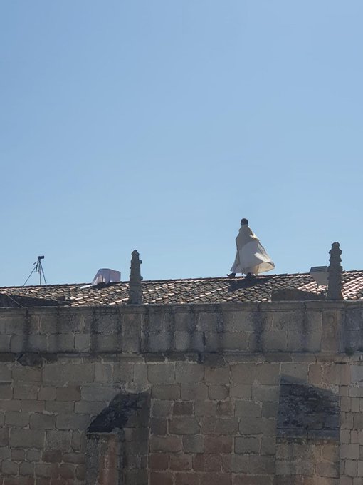 의 미디어: RT @MrInsustancial: El cura de Arroyo de la Luz (Cáceres) da la misa desde el tejado de la iglesia. 의 미디어: RT @MrInsustancial: El cura de Arroyo de la Luz (Cáceres) da la misa desde el tejado de la iglesia.