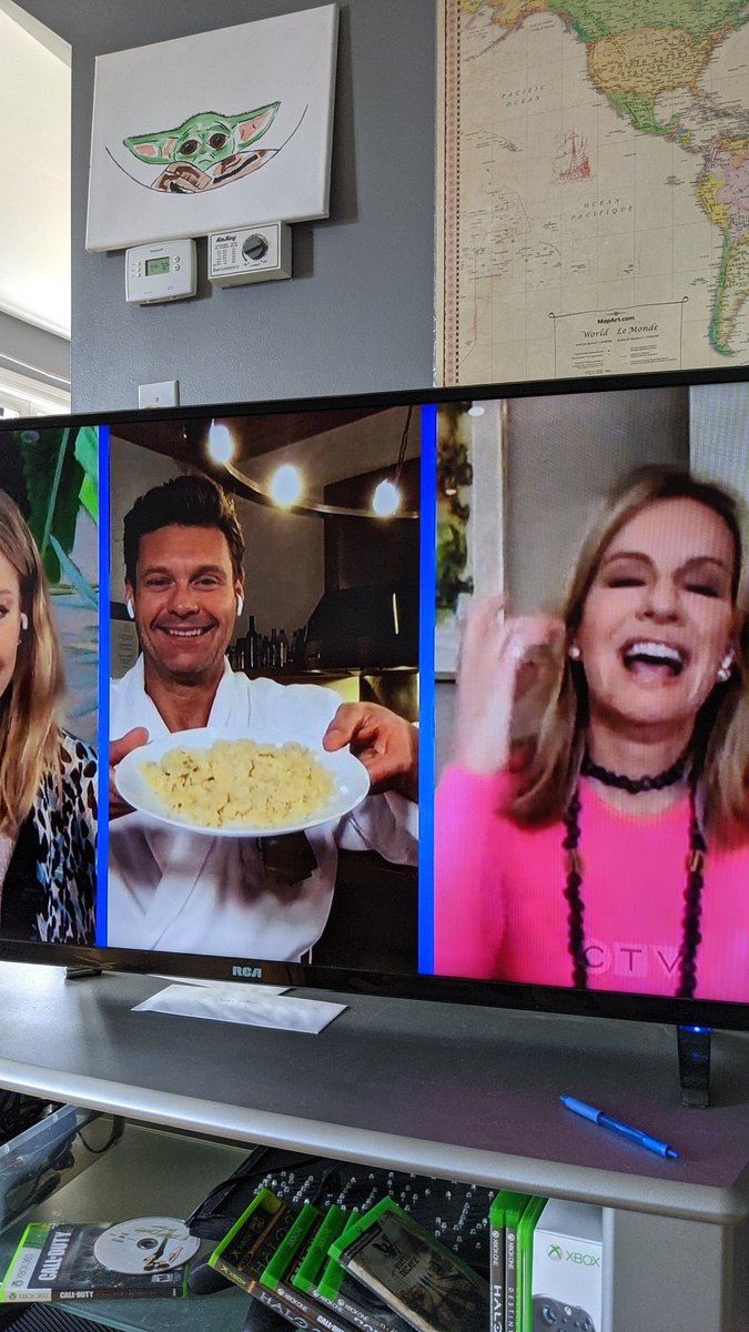 MorseCode68's tweet image. Why does it look like @RyanSeacrest is just wearing a house coat on TV. 😂
