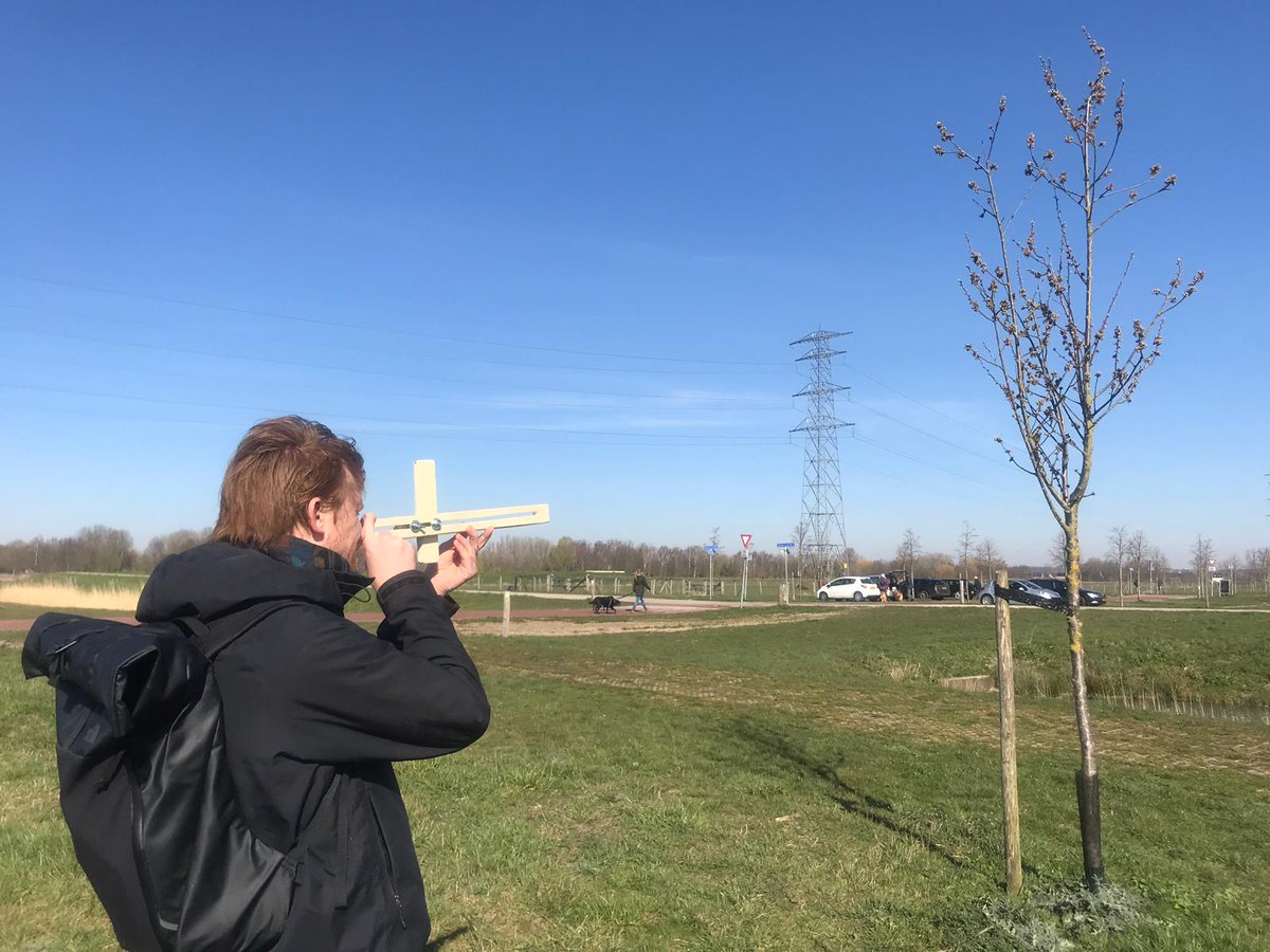 Vandaag wordt er hard gewerkt aan een instructievideo voor het project "Meet je Voedselbosoogst". Op 1,5 meter afstand van elkaar, in de zon, bij <a href="/deParkseGaard/">De Parkse Gaard</a>. 
Wil je met jouw voedselbos ook meedoen met de eerste tests? Geef je dan op via voedseluithetbos.nl