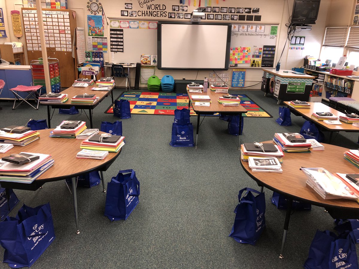 arielsandvik1's tweet photo. 8/20/19 
Open house night. Eagerly waiting to meet my new firsties and fill up this empty room. 

3/24/20 
Nonstop crying as I look at this empty room. Not knowing if or when this room will be filled with my firsties again. My heart is broken! 😔 I miss you all SO much!! 💚💚💚 https://t.co/dLDxX66ysy