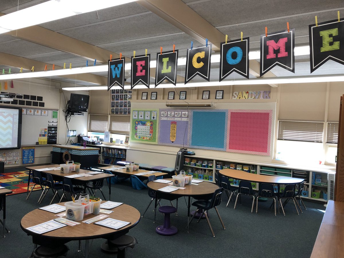 arielsandvik1's tweet photo. 8/20/19 
Open house night. Eagerly waiting to meet my new firsties and fill up this empty room. 

3/24/20 
Nonstop crying as I look at this empty room. Not knowing if or when this room will be filled with my firsties again. My heart is broken! 😔 I miss you all SO much!! 💚💚💚 https://t.co/dLDxX66ysy
